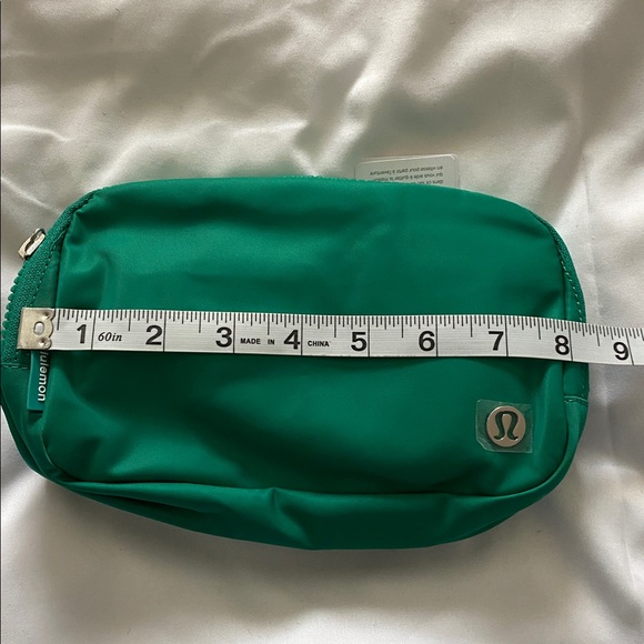 BNWT Lululemon Everywhere Belt Bag in Green - Picture 10 of 11